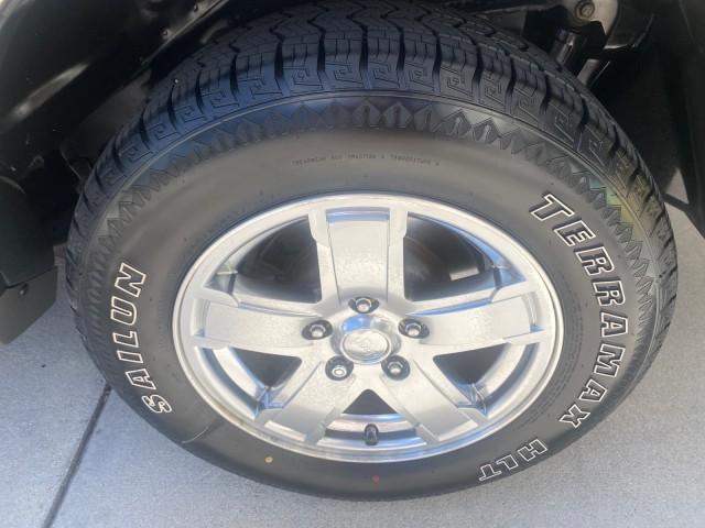 2006 Light Khaki Metallic /Dark Khaki/Lght Graystone Jeep Grand Cherokee Overland LOW MILES 57,372 1 OWNER 4WD (1J8HR68226C) with an 5.7L Hemi Multi Displacement Engine engine, Automatic transmission, located at 4701 North Dixie Hwy, Pompano Beach, FL, 33064, (954) 422-2889, 26.240938, -80.123474 - OUR WEBPAGE FLORIDACARS1.COM HAS OVER 100 PHOTOS AND FREE CARFAX LINK 2006 Jeep Grand Cherokee Overland 1 OWNER 4WD 4 Door Wagon/Sport Utility 5.7L V8 F Gasoline 19 MPG Rear Wheel Drive w/ 4X4 Features 4WD/AWD ABS Brakes Air Conditioning Alloy Wheels AM/FM Stereo Automatic Transmission Auxiliary Aud - Photo#89