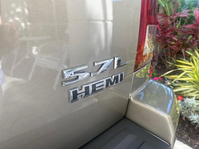 2006 Light Khaki Metallic /Dark Khaki/Lght Graystone Jeep Grand Cherokee Overland LOW MILES 57,372 1 OWNER 4WD (1J8HR68226C) with an 5.7L Hemi Multi Displacement Engine engine, Automatic transmission, located at 4701 North Dixie Hwy, Pompano Beach, FL, 33064, (954) 422-2889, 26.240938, -80.123474 - OUR WEBPAGE FLORIDACARS1.COM HAS OVER 100 PHOTOS AND FREE CARFAX LINK 2006 Jeep Grand Cherokee Overland 1 OWNER 4WD 4 Door Wagon/Sport Utility 5.7L V8 F Gasoline 19 MPG Rear Wheel Drive w/ 4X4 Features 4WD/AWD ABS Brakes Air Conditioning Alloy Wheels AM/FM Stereo Automatic Transmission Auxiliary Aud - Photo#96