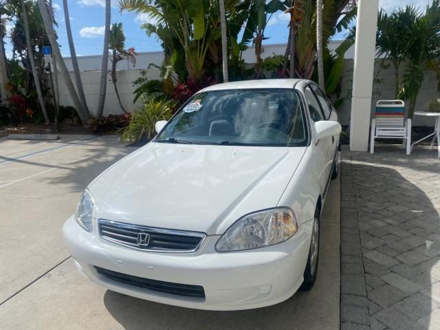2000 Taffeta White /Gray Honda Civic LX LOW MILES 31,619 1 OWNER (2HGEJ667XYH) with an 1.6L SOHC 16-Valve I4 Engine engine, Automatic transmission, located at 4701 North Dixie Hwy, Pompano Beach, FL, 33064, (954) 422-2889, 26.240938, -80.123474 - OUR WEBPAGE FLORIDACARS1.COM HAS OVER 100 PHOTOS AND FREE CARFAX LINK 2000 Honda Civic LX 1 OWNER Sedan 4 DR 1.6L I4 F SOHC 16V Gasoline 36 MPG Front Wheel Drive Features ABS Brakes Air Conditioning AM/FM Stereo Automatic Transmission Cloth Seats Cruise Control Power Locks Power Mirrors Power Window - Photo#3