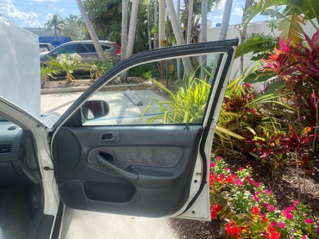2000 Taffeta White /Gray Honda Civic LX LOW MILES 31,619 1 OWNER (2HGEJ667XYH) with an 1.6L SOHC 16-Valve I4 Engine engine, Automatic transmission, located at 4701 North Dixie Hwy, Pompano Beach, FL, 33064, (954) 422-2889, 26.240938, -80.123474 - OUR WEBPAGE FLORIDACARS1.COM HAS OVER 100 PHOTOS AND FREE CARFAX LINK 2000 Honda Civic LX 1 OWNER Sedan 4 DR 1.6L I4 F SOHC 16V Gasoline 36 MPG Front Wheel Drive Features ABS Brakes Air Conditioning AM/FM Stereo Automatic Transmission Cloth Seats Cruise Control Power Locks Power Mirrors Power Window - Photo#11