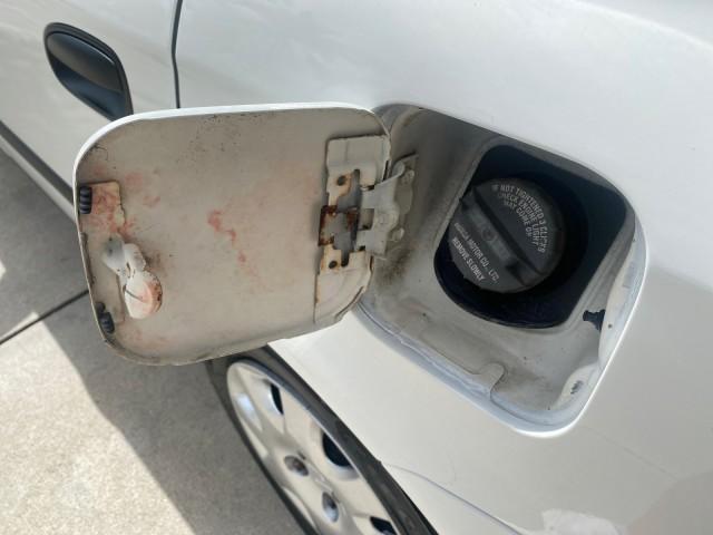 2000 Taffeta White /Gray Honda Civic LX LOW MILES 31,619 1 OWNER (2HGEJ667XYH) with an 1.6L SOHC 16-Valve I4 Engine engine, Automatic transmission, located at 4701 North Dixie Hwy, Pompano Beach, FL, 33064, (954) 422-2889, 26.240938, -80.123474 - OUR WEBPAGE FLORIDACARS1.COM HAS OVER 100 PHOTOS AND FREE CARFAX LINK 2000 Honda Civic LX 1 OWNER Sedan 4 DR 1.6L I4 F SOHC 16V Gasoline 36 MPG Front Wheel Drive Features ABS Brakes Air Conditioning AM/FM Stereo Automatic Transmission Cloth Seats Cruise Control Power Locks Power Mirrors Power Window - Photo#77