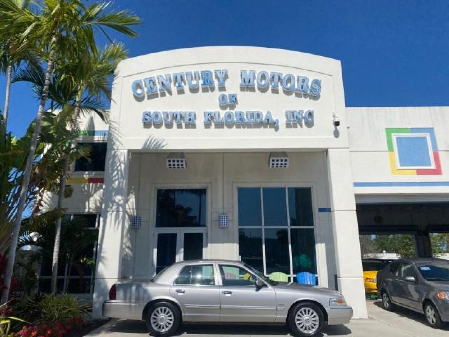 2009 Silver Birch Metallic /Light camel Mercury Grand Marquis LS LOW MILES 54,807 (2MEHM75V99X) with an 4.6L OHC SEFI FFV V8 Engine engine, Automatic transmission, located at 4701 North Dixie Hwy, Pompano Beach, FL, 33064, (954) 422-2889, 26.240938, -80.123474 - OUR WEBPAGE FLORIDACARS1.COM HAS OVER 100 PHOTOS AND FREE CARFAX LINK 2009 Mercury Grand Marquis LS Sedan 4 DR 4.6L V8 F SOHC 16V Flex Fuel 25 MPG Rear Wheel Drive Features ABS Brakes Air Conditioning Alloy Wheels AM/FM Stereo Automatic Transmission CD Audio Cruise Control Flex Fuel Vehicle Leather- Photo#0