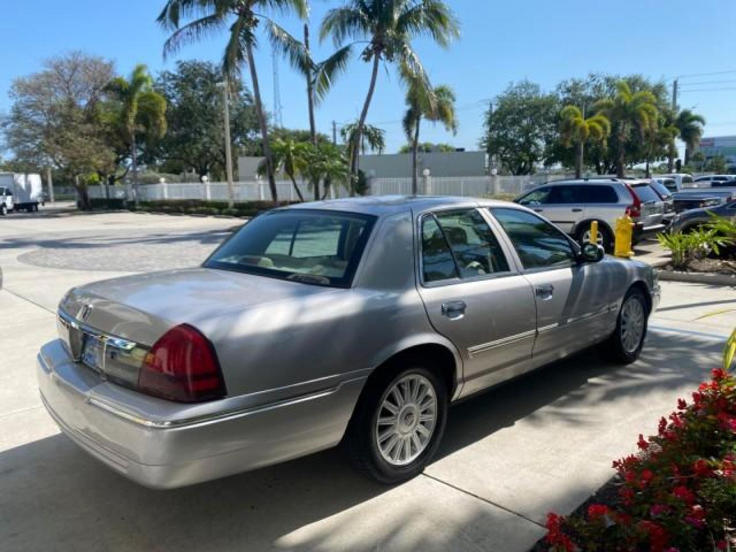 2009 Silver Birch Metallic /Light camel Mercury Grand Marquis LS LOW MILES 54,807 (2MEHM75V99X) with an 4.6L OHC SEFI FFV V8 Engine engine, Automatic transmission, located at 4701 North Dixie Hwy, Pompano Beach, FL, 33064, (954) 422-2889, 26.240938, -80.123474 - OUR WEBPAGE FLORIDACARS1.COM HAS OVER 100 PHOTOS AND FREE CARFAX LINK 2009 Mercury Grand Marquis LS Sedan 4 DR 4.6L V8 F SOHC 16V Flex Fuel 25 MPG Rear Wheel Drive Features ABS Brakes Air Conditioning Alloy Wheels AM/FM Stereo Automatic Transmission CD Audio Cruise Control Flex Fuel Vehicle Leather- Photo#7