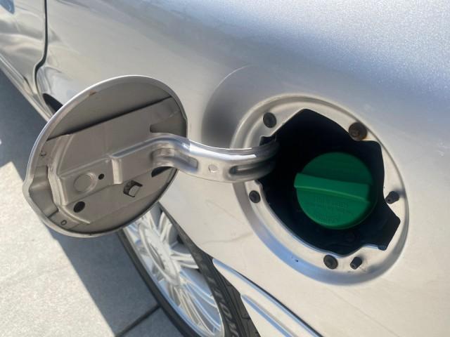 2009 Silver Birch Metallic /Light camel Mercury Grand Marquis LS LOW MILES 54,807 (2MEHM75V99X) with an 4.6L OHC SEFI FFV V8 Engine engine, Automatic transmission, located at 4701 North Dixie Hwy, Pompano Beach, FL, 33064, (954) 422-2889, 26.240938, -80.123474 - OUR WEBPAGE FLORIDACARS1.COM HAS OVER 100 PHOTOS AND FREE CARFAX LINK 2009 Mercury Grand Marquis LS Sedan 4 DR 4.6L V8 F SOHC 16V Flex Fuel 25 MPG Rear Wheel Drive Features ABS Brakes Air Conditioning Alloy Wheels AM/FM Stereo Automatic Transmission CD Audio Cruise Control Flex Fuel Vehicle Leather - Photo#80