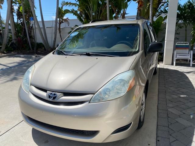 2006 Desert Sand Mica /Taupe Toyota Sienna VAN LE LOW MILES 78,653 (5TDZA23C86S) with an 3.3L 24-Valve SEFI DOHC VVT-i V6 Engine engine, Automatic transmission, located at 4701 North Dixie Hwy, Pompano Beach, FL, 33064, (954) 422-2889, 26.240938, -80.123474 - OUR WEBPAGE FLORIDACARS1.COM HAS OVER 100 PHOTOS AND FREE CARFAX LINK 2006 Toyota Sienna LE 7 Passenger Van 3.3L V6 Gasoline 26 MPG Front Wheel Drive Features ABS Brakes Air Conditioning AM/FM Stereo Automatic Transmission CD Audio Cloth Seats Cruise Control Fold-Away Third Row Full Roof Rack Power - Photo#3