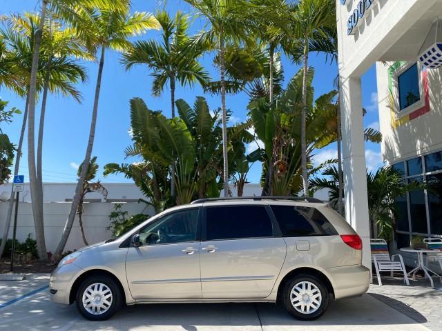 2006 Desert Sand Mica /Taupe Toyota Sienna VAN LE LOW MILES 78,653 (5TDZA23C86S) with an 3.3L 24-Valve SEFI DOHC VVT-i V6 Engine engine, Automatic transmission, located at 4701 North Dixie Hwy, Pompano Beach, FL, 33064, (954) 422-2889, 26.240938, -80.123474 - OUR WEBPAGE FLORIDACARS1.COM HAS OVER 100 PHOTOS AND FREE CARFAX LINK 2006 Toyota Sienna LE 7 Passenger Van 3.3L V6 Gasoline 26 MPG Front Wheel Drive Features ABS Brakes Air Conditioning AM/FM Stereo Automatic Transmission CD Audio Cloth Seats Cruise Control Fold-Away Third Row Full Roof Rack Power - Photo#4