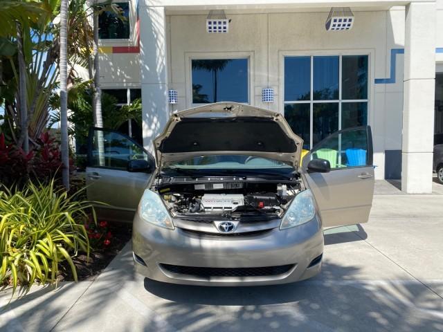 2006 Desert Sand Mica /Taupe Toyota Sienna VAN LE LOW MILES 78,653 (5TDZA23C86S) with an 3.3L 24-Valve SEFI DOHC VVT-i V6 Engine engine, Automatic transmission, located at 4701 North Dixie Hwy, Pompano Beach, FL, 33064, (954) 422-2889, 26.240938, -80.123474 - OUR WEBPAGE FLORIDACARS1.COM HAS OVER 100 PHOTOS AND FREE CARFAX LINK 2006 Toyota Sienna LE 7 Passenger Van 3.3L V6 Gasoline 26 MPG Front Wheel Drive Features ABS Brakes Air Conditioning AM/FM Stereo Automatic Transmission CD Audio Cloth Seats Cruise Control Fold-Away Third Row Full Roof Rack Power - Photo#16
