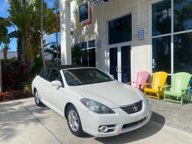 2008 Blizzard White Pearl /Dark Gray Toyota Camry Solara SE CONVERTIBLE LOW MILES 74,665 (4T1FA38PX8U) with an 3.3L DOHC SMPI VVT-i 24-Valve V6 Engine engine, Automatic transmission, located at 4701 North Dixie Hwy, Pompano Beach, FL, 33064, (954) 422-2889, 26.240938, -80.123474 - OUR WEBPAGE FLORIDACARS1.COM HAS OVER 100 PHOTOS AND FREE CARFAX LINK 2008 Toyota Camry Solara SE V6 Convertible 3.3L V6 F DOHC 24V Gasoline 29 MPG Front Wheel Drive Features ABS Brakes Air Conditioning Alloy Wheels AM/FM Stereo Automatic Transmission Auxiliary Audio Input CD Audio Cruise Control Le - Photo#1