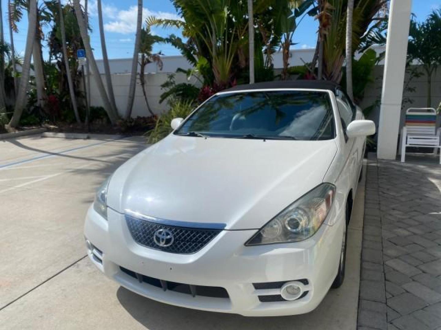 2008 Blizzard White Pearl /Dark Gray Toyota Camry Solara SE CONVERTIBLE LOW MILES 74,665 (4T1FA38PX8U) with an 3.3L DOHC SMPI VVT-i 24-Valve V6 Engine engine, Automatic transmission, located at 4701 North Dixie Hwy, Pompano Beach, FL, 33064, (954) 422-2889, 26.240938, -80.123474 - OUR WEBPAGE FLORIDACARS1.COM HAS OVER 100 PHOTOS AND FREE CARFAX LINK 2008 Toyota Camry Solara SE V6 Convertible 3.3L V6 F DOHC 24V Gasoline 29 MPG Front Wheel Drive Features ABS Brakes Air Conditioning Alloy Wheels AM/FM Stereo Automatic Transmission Auxiliary Audio Input CD Audio Cruise Control Le- Photo#3