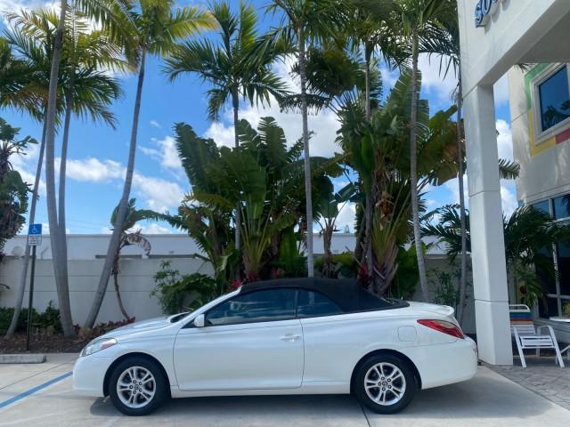 2008 Blizzard White Pearl /Dark Gray Toyota Camry Solara SE CONVERTIBLE LOW MILES 74,665 (4T1FA38PX8U) with an 3.3L DOHC SMPI VVT-i 24-Valve V6 Engine engine, Automatic transmission, located at 4701 North Dixie Hwy, Pompano Beach, FL, 33064, (954) 422-2889, 26.240938, -80.123474 - OUR WEBPAGE FLORIDACARS1.COM HAS OVER 100 PHOTOS AND FREE CARFAX LINK 2008 Toyota Camry Solara SE V6 Convertible 3.3L V6 F DOHC 24V Gasoline 29 MPG Front Wheel Drive Features ABS Brakes Air Conditioning Alloy Wheels AM/FM Stereo Automatic Transmission Auxiliary Audio Input CD Audio Cruise Control Le - Photo#4