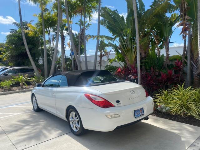 2008 Blizzard White Pearl /Dark Gray Toyota Camry Solara SE CONVERTIBLE LOW MILES 74,665 (4T1FA38PX8U) with an 3.3L DOHC SMPI VVT-i 24-Valve V6 Engine engine, Automatic transmission, located at 4701 North Dixie Hwy, Pompano Beach, FL, 33064, (954) 422-2889, 26.240938, -80.123474 - OUR WEBPAGE FLORIDACARS1.COM HAS OVER 100 PHOTOS AND FREE CARFAX LINK 2008 Toyota Camry Solara SE V6 Convertible 3.3L V6 F DOHC 24V Gasoline 29 MPG Front Wheel Drive Features ABS Brakes Air Conditioning Alloy Wheels AM/FM Stereo Automatic Transmission Auxiliary Audio Input CD Audio Cruise Control Le - Photo#5
