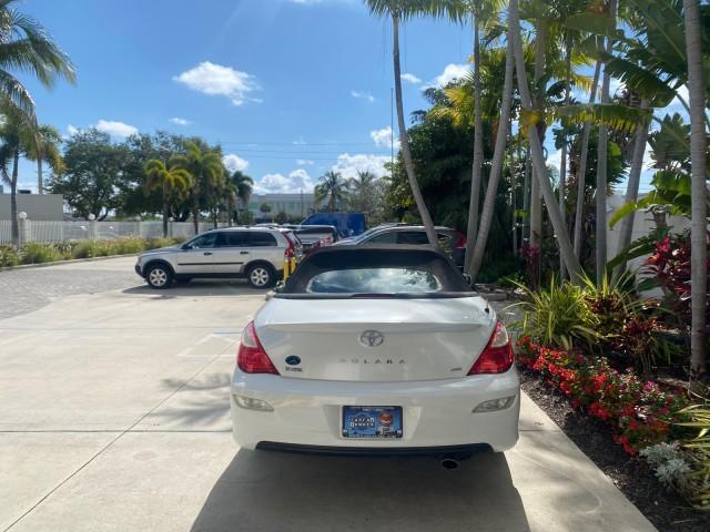 2008 Blizzard White Pearl /Dark Gray Toyota Camry Solara SE CONVERTIBLE LOW MILES 74,665 (4T1FA38PX8U) with an 3.3L DOHC SMPI VVT-i 24-Valve V6 Engine engine, Automatic transmission, located at 4701 North Dixie Hwy, Pompano Beach, FL, 33064, (954) 422-2889, 26.240938, -80.123474 - OUR WEBPAGE FLORIDACARS1.COM HAS OVER 100 PHOTOS AND FREE CARFAX LINK 2008 Toyota Camry Solara SE V6 Convertible 3.3L V6 F DOHC 24V Gasoline 29 MPG Front Wheel Drive Features ABS Brakes Air Conditioning Alloy Wheels AM/FM Stereo Automatic Transmission Auxiliary Audio Input CD Audio Cruise Control Le - Photo#6