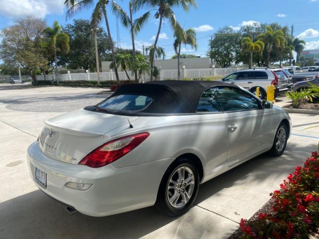 2008 Blizzard White Pearl /Dark Gray Toyota Camry Solara SE CONVERTIBLE LOW MILES 74,665 (4T1FA38PX8U) with an 3.3L DOHC SMPI VVT-i 24-Valve V6 Engine engine, Automatic transmission, located at 4701 North Dixie Hwy, Pompano Beach, FL, 33064, (954) 422-2889, 26.240938, -80.123474 - OUR WEBPAGE FLORIDACARS1.COM HAS OVER 100 PHOTOS AND FREE CARFAX LINK 2008 Toyota Camry Solara SE V6 Convertible 3.3L V6 F DOHC 24V Gasoline 29 MPG Front Wheel Drive Features ABS Brakes Air Conditioning Alloy Wheels AM/FM Stereo Automatic Transmission Auxiliary Audio Input CD Audio Cruise Control Le - Photo#7