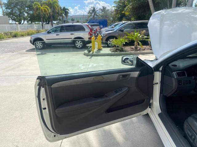 2008 Blizzard White Pearl /Dark Gray Toyota Camry Solara SE CONVERTIBLE LOW MILES 74,665 (4T1FA38PX8U) with an 3.3L DOHC SMPI VVT-i 24-Valve V6 Engine engine, Automatic transmission, located at 4701 North Dixie Hwy, Pompano Beach, FL, 33064, (954) 422-2889, 26.240938, -80.123474 - OUR WEBPAGE FLORIDACARS1.COM HAS OVER 100 PHOTOS AND FREE CARFAX LINK 2008 Toyota Camry Solara SE V6 Convertible 3.3L V6 F DOHC 24V Gasoline 29 MPG Front Wheel Drive Features ABS Brakes Air Conditioning Alloy Wheels AM/FM Stereo Automatic Transmission Auxiliary Audio Input CD Audio Cruise Control Le - Photo#9