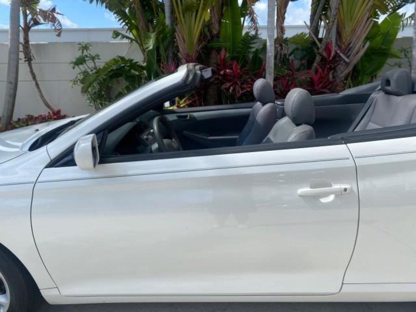 2008 Blizzard White Pearl /Dark Gray Toyota Camry Solara SE CONVERTIBLE LOW MILES 74,665 (4T1FA38PX8U) with an 3.3L DOHC SMPI VVT-i 24-Valve V6 Engine engine, Automatic transmission, located at 4701 North Dixie Hwy, Pompano Beach, FL, 33064, (954) 422-2889, 26.240938, -80.123474 - OUR WEBPAGE FLORIDACARS1.COM HAS OVER 100 PHOTOS AND FREE CARFAX LINK 2008 Toyota Camry Solara SE V6 Convertible 3.3L V6 F DOHC 24V Gasoline 29 MPG Front Wheel Drive Features ABS Brakes Air Conditioning Alloy Wheels AM/FM Stereo Automatic Transmission Auxiliary Audio Input CD Audio Cruise Control Le- Photo#67