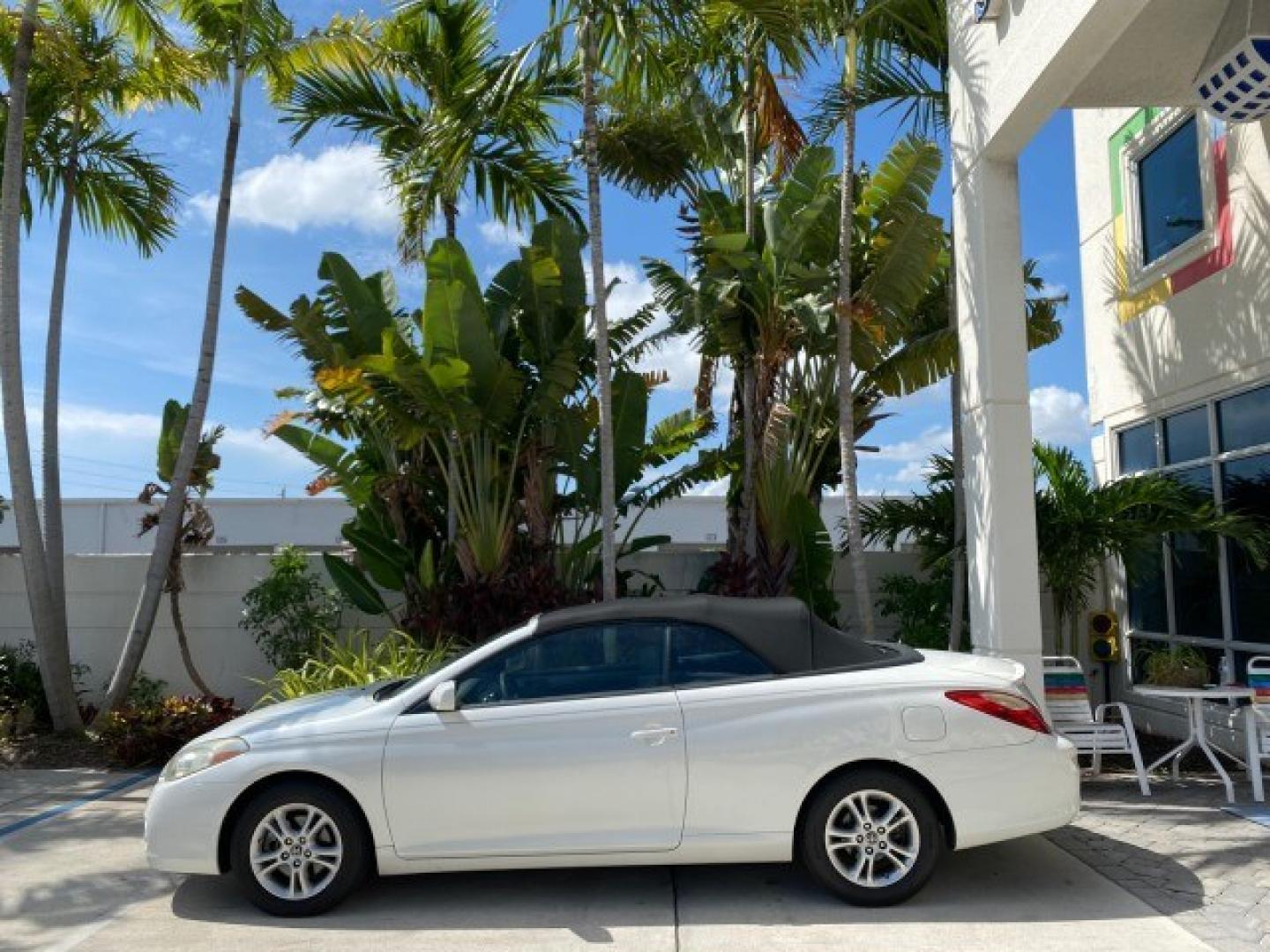 2008 Blizzard White Pearl /Dark Gray Toyota Camry Solara SE CONVERTIBLE LOW MILES 74,665 (4T1FA38PX8U) with an 3.3L DOHC SMPI VVT-i 24-Valve V6 Engine engine, Automatic transmission, located at 4701 North Dixie Hwy, Pompano Beach, FL, 33064, (954) 422-2889, 26.240938, -80.123474 - OUR WEBPAGE FLORIDACARS1.COM HAS OVER 100 PHOTOS AND FREE CARFAX LINK 2008 Toyota Camry Solara SE V6 Convertible 3.3L V6 F DOHC 24V Gasoline 29 MPG Front Wheel Drive Features ABS Brakes Air Conditioning Alloy Wheels AM/FM Stereo Automatic Transmission Auxiliary Audio Input CD Audio Cruise Control Le- Photo#4