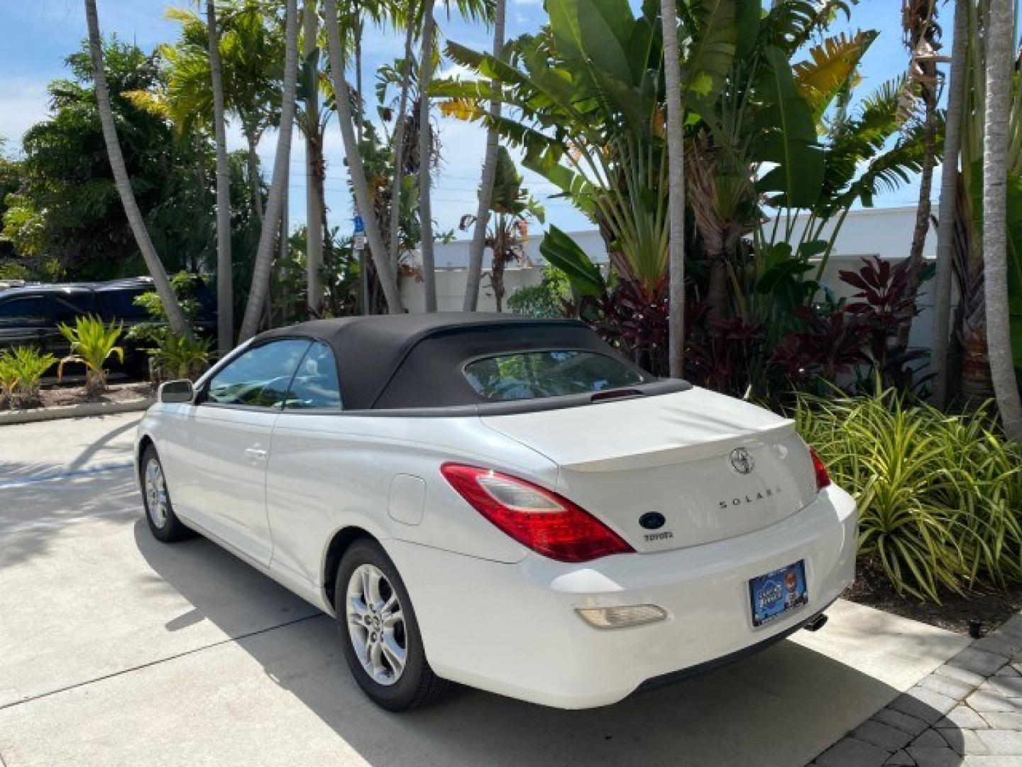 2008 Blizzard White Pearl /Dark Gray Toyota Camry Solara SE CONVERTIBLE LOW MILES 74,665 (4T1FA38PX8U) with an 3.3L DOHC SMPI VVT-i 24-Valve V6 Engine engine, Automatic transmission, located at 4701 North Dixie Hwy, Pompano Beach, FL, 33064, (954) 422-2889, 26.240938, -80.123474 - OUR WEBPAGE FLORIDACARS1.COM HAS OVER 100 PHOTOS AND FREE CARFAX LINK 2008 Toyota Camry Solara SE V6 Convertible 3.3L V6 F DOHC 24V Gasoline 29 MPG Front Wheel Drive Features ABS Brakes Air Conditioning Alloy Wheels AM/FM Stereo Automatic Transmission Auxiliary Audio Input CD Audio Cruise Control Le- Photo#5