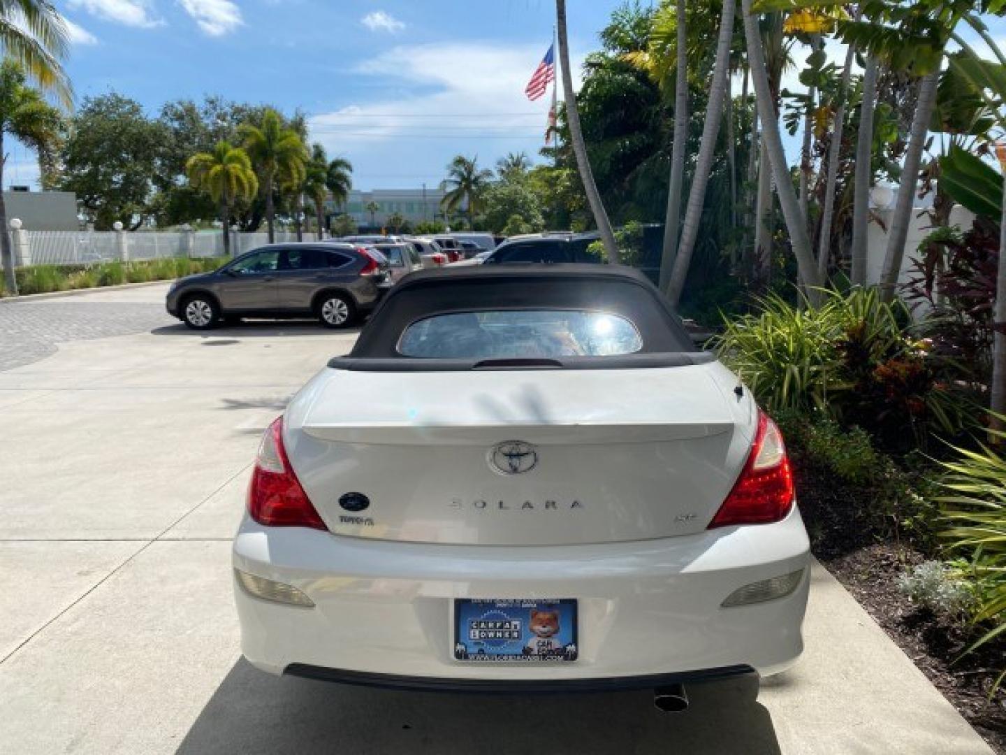 2008 Blizzard White Pearl /Dark Gray Toyota Camry Solara SE CONVERTIBLE LOW MILES 74,665 (4T1FA38PX8U) with an 3.3L DOHC SMPI VVT-i 24-Valve V6 Engine engine, Automatic transmission, located at 4701 North Dixie Hwy, Pompano Beach, FL, 33064, (954) 422-2889, 26.240938, -80.123474 - OUR WEBPAGE FLORIDACARS1.COM HAS OVER 100 PHOTOS AND FREE CARFAX LINK 2008 Toyota Camry Solara SE V6 Convertible 3.3L V6 F DOHC 24V Gasoline 29 MPG Front Wheel Drive Features ABS Brakes Air Conditioning Alloy Wheels AM/FM Stereo Automatic Transmission Auxiliary Audio Input CD Audio Cruise Control Le- Photo#6