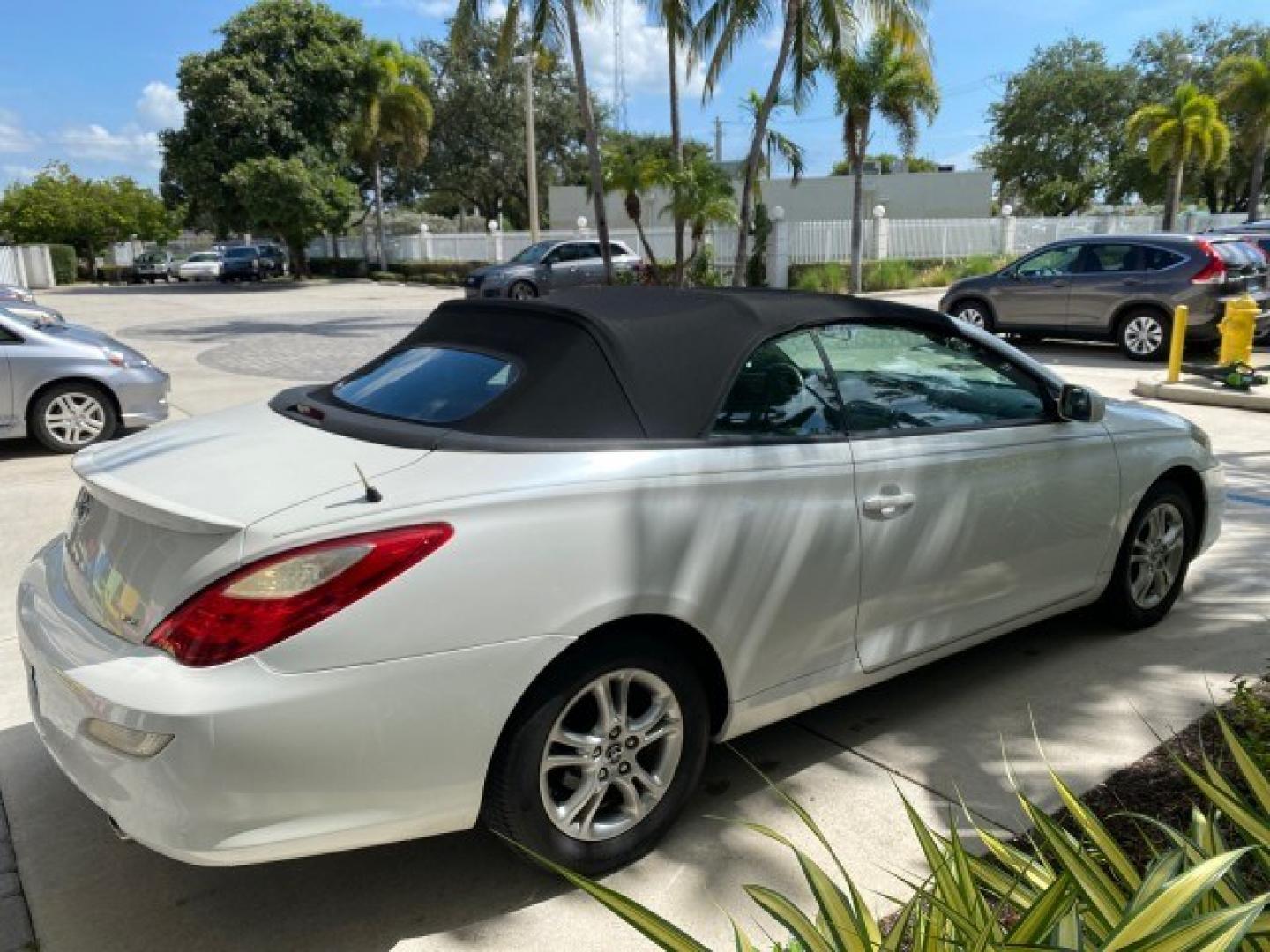 2008 Blizzard White Pearl /Dark Gray Toyota Camry Solara SE CONVERTIBLE LOW MILES 74,665 (4T1FA38PX8U) with an 3.3L DOHC SMPI VVT-i 24-Valve V6 Engine engine, Automatic transmission, located at 4701 North Dixie Hwy, Pompano Beach, FL, 33064, (954) 422-2889, 26.240938, -80.123474 - OUR WEBPAGE FLORIDACARS1.COM HAS OVER 100 PHOTOS AND FREE CARFAX LINK 2008 Toyota Camry Solara SE V6 Convertible 3.3L V6 F DOHC 24V Gasoline 29 MPG Front Wheel Drive Features ABS Brakes Air Conditioning Alloy Wheels AM/FM Stereo Automatic Transmission Auxiliary Audio Input CD Audio Cruise Control Le- Photo#7