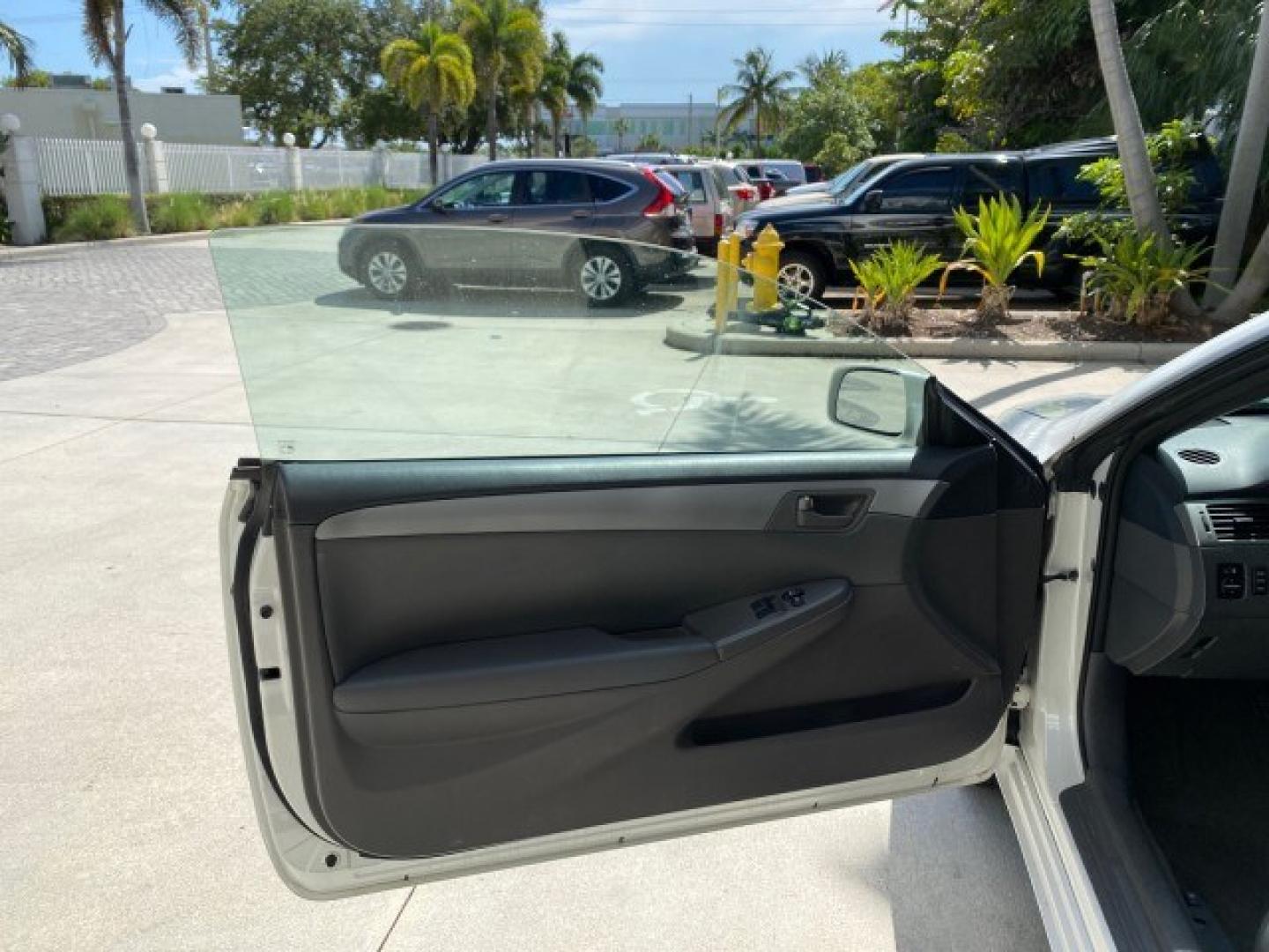 2008 Blizzard White Pearl /Dark Gray Toyota Camry Solara SE CONVERTIBLE LOW MILES 74,665 (4T1FA38PX8U) with an 3.3L DOHC SMPI VVT-i 24-Valve V6 Engine engine, Automatic transmission, located at 4701 North Dixie Hwy, Pompano Beach, FL, 33064, (954) 422-2889, 26.240938, -80.123474 - OUR WEBPAGE FLORIDACARS1.COM HAS OVER 100 PHOTOS AND FREE CARFAX LINK 2008 Toyota Camry Solara SE V6 Convertible 3.3L V6 F DOHC 24V Gasoline 29 MPG Front Wheel Drive Features ABS Brakes Air Conditioning Alloy Wheels AM/FM Stereo Automatic Transmission Auxiliary Audio Input CD Audio Cruise Control Le- Photo#9
