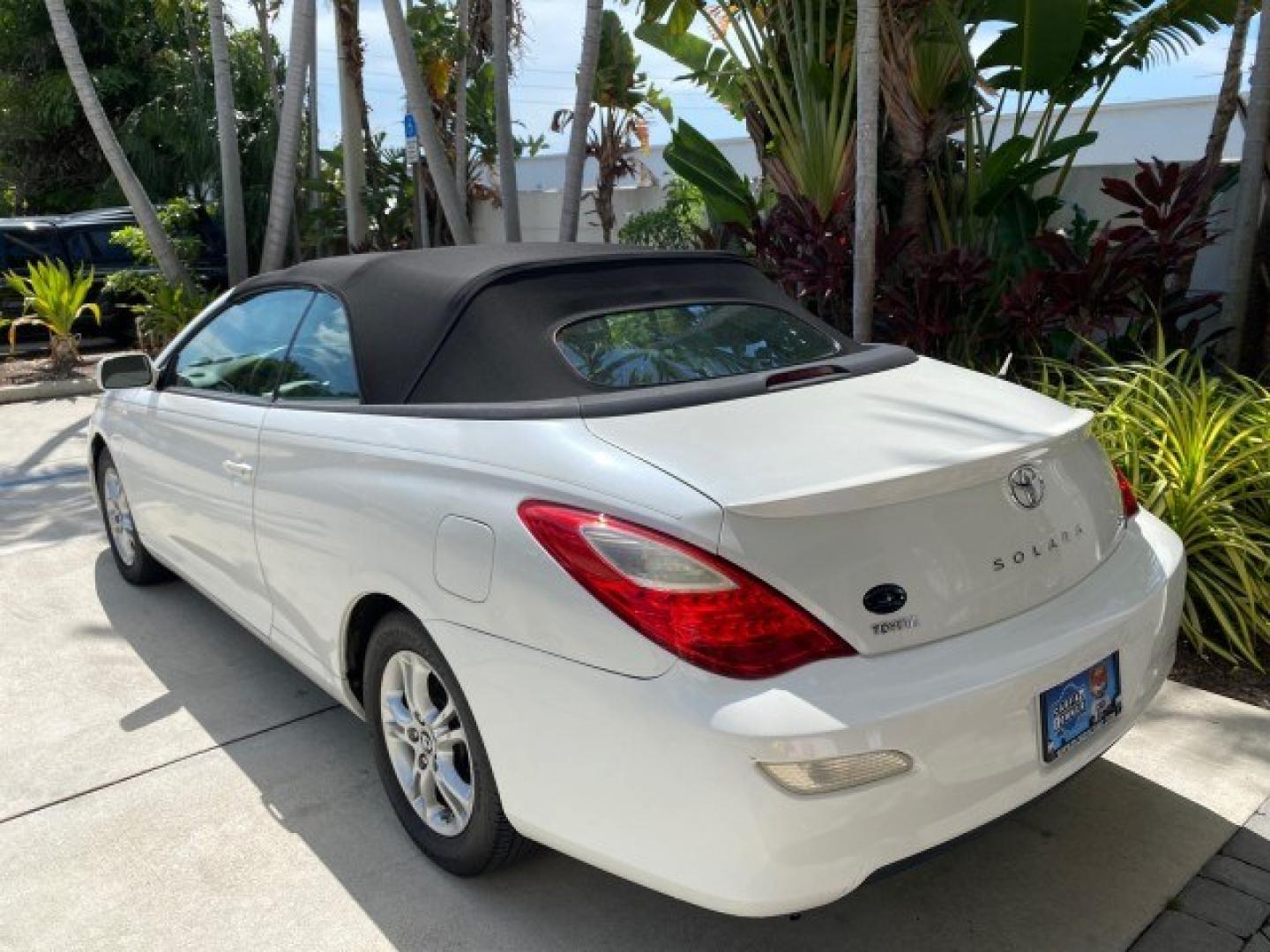 2008 Blizzard White Pearl /Dark Gray Toyota Camry Solara SE CONVERTIBLE LOW MILES 74,665 (4T1FA38PX8U) with an 3.3L DOHC SMPI VVT-i 24-Valve V6 Engine engine, Automatic transmission, located at 4701 North Dixie Hwy, Pompano Beach, FL, 33064, (954) 422-2889, 26.240938, -80.123474 - OUR WEBPAGE FLORIDACARS1.COM HAS OVER 100 PHOTOS AND FREE CARFAX LINK 2008 Toyota Camry Solara SE V6 Convertible 3.3L V6 F DOHC 24V Gasoline 29 MPG Front Wheel Drive Features ABS Brakes Air Conditioning Alloy Wheels AM/FM Stereo Automatic Transmission Auxiliary Audio Input CD Audio Cruise Control Le- Photo#40
