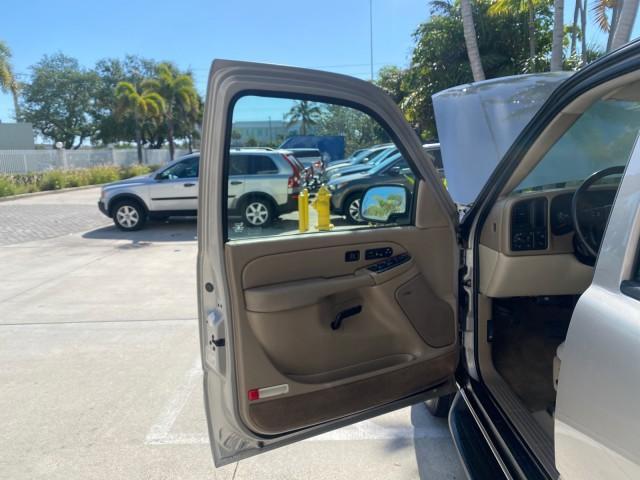 2004 Sandalwood Metallic /Neutral/Shale GMC Yukon XL SLE 1 OWNER LEATHER SUNROOF (1GKEC16Z44J) with an 5.3L Vortec 5300 V8 SFI Flex-Fuel Engine engine, Automatic transmission, located at 4701 North Dixie Hwy, Pompano Beach, FL, 33064, (954) 422-2889, 26.240938, -80.123474 - OUR WEBPAGE FLORIDACARS1.COM HAS OVER 100 PHOTOS AND FREE CARFAX LINK 2004 GMC Yukon XL 1500 SLT 1 OWNER 4 Door Wagon/Sport Utility 5.3L V8 F Flex Fuel 18 MPG Rear Wheel Drive Features ABS Brakes Air Conditioning Alloy Wheels AM/FM Stereo Automatic Transmission Cassette Player CD Audio Cloth Seats C - Photo#9