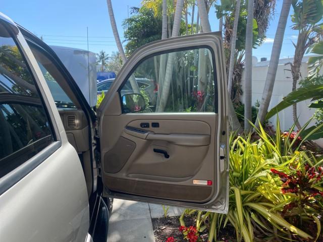 2004 Sandalwood Metallic /Neutral/Shale GMC Yukon XL SLE 1 OWNER LEATHER SUNROOF (1GKEC16Z44J) with an 5.3L Vortec 5300 V8 SFI Flex-Fuel Engine engine, Automatic transmission, located at 4701 North Dixie Hwy, Pompano Beach, FL, 33064, (954) 422-2889, 26.240938, -80.123474 - OUR WEBPAGE FLORIDACARS1.COM HAS OVER 100 PHOTOS AND FREE CARFAX LINK 2004 GMC Yukon XL 1500 SLT 1 OWNER 4 Door Wagon/Sport Utility 5.3L V8 F Flex Fuel 18 MPG Rear Wheel Drive Features ABS Brakes Air Conditioning Alloy Wheels AM/FM Stereo Automatic Transmission Cassette Player CD Audio Cloth Seats C - Photo#11