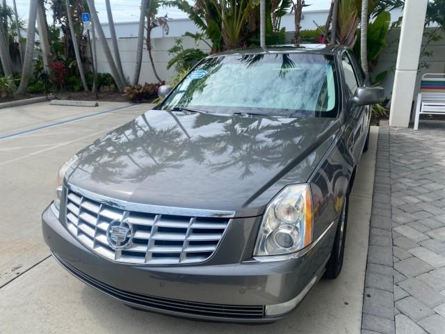 2008 Titanium ChromaFlair /Titanium Cadillac DTS LOW MILES 41,600 w/1SC (1G6KD57Y18U) with an Northstar 4.6L DOHC V8 Engine engine, Automatic transmission, located at 4701 North Dixie Hwy, Pompano Beach, FL, 33064, (954) 422-2889, 26.240938, -80.123474 - OUR WEBPAGE FLORIDACARS1.COM HAS OVER 100 PHOTOS AND FREE CARFAX LINK 2008 Cadillac DTS LOADED LEATHER NON SMOKER ORIGINAL PRICE $41,970 Sedan 4 DR 4.6L V8 F Gasoline 23 MPG Front Wheel Drive Features A/C Seat(s) ABS Brakes Air Conditioning Alloy Wheels AM/FM Stereo Automatic Transmission Blind Spot - Photo#3
