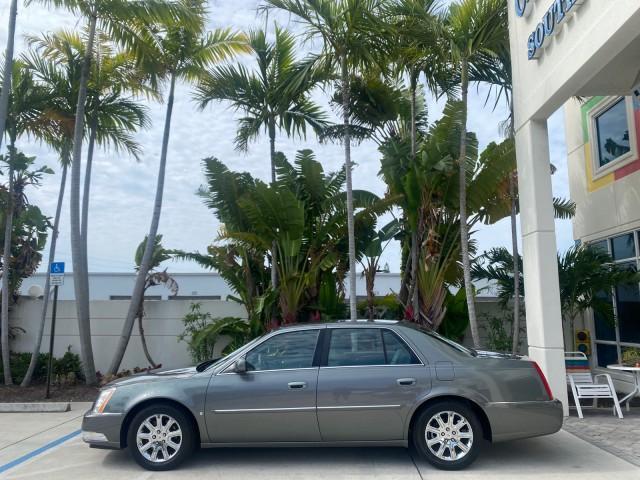 2008 Titanium ChromaFlair /Titanium Cadillac DTS LOW MILES 41,600 w/1SC (1G6KD57Y18U) with an Northstar 4.6L DOHC V8 Engine engine, Automatic transmission, located at 4701 North Dixie Hwy, Pompano Beach, FL, 33064, (954) 422-2889, 26.240938, -80.123474 - OUR WEBPAGE FLORIDACARS1.COM HAS OVER 100 PHOTOS AND FREE CARFAX LINK 2008 Cadillac DTS LOADED LEATHER NON SMOKER ORIGINAL PRICE $41,970 Sedan 4 DR 4.6L V8 F Gasoline 23 MPG Front Wheel Drive Features A/C Seat(s) ABS Brakes Air Conditioning Alloy Wheels AM/FM Stereo Automatic Transmission Blind Spot - Photo#4