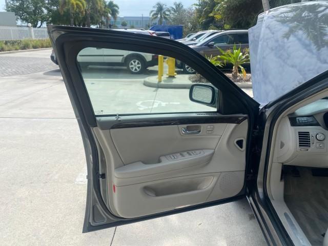 2008 Titanium ChromaFlair /Titanium Cadillac DTS LOW MILES 41,600 w/1SC (1G6KD57Y18U) with an Northstar 4.6L DOHC V8 Engine engine, Automatic transmission, located at 4701 North Dixie Hwy, Pompano Beach, FL, 33064, (954) 422-2889, 26.240938, -80.123474 - OUR WEBPAGE FLORIDACARS1.COM HAS OVER 100 PHOTOS AND FREE CARFAX LINK 2008 Cadillac DTS LOADED LEATHER NON SMOKER ORIGINAL PRICE $41,970 Sedan 4 DR 4.6L V8 F Gasoline 23 MPG Front Wheel Drive Features A/C Seat(s) ABS Brakes Air Conditioning Alloy Wheels AM/FM Stereo Automatic Transmission Blind Spot - Photo#9
