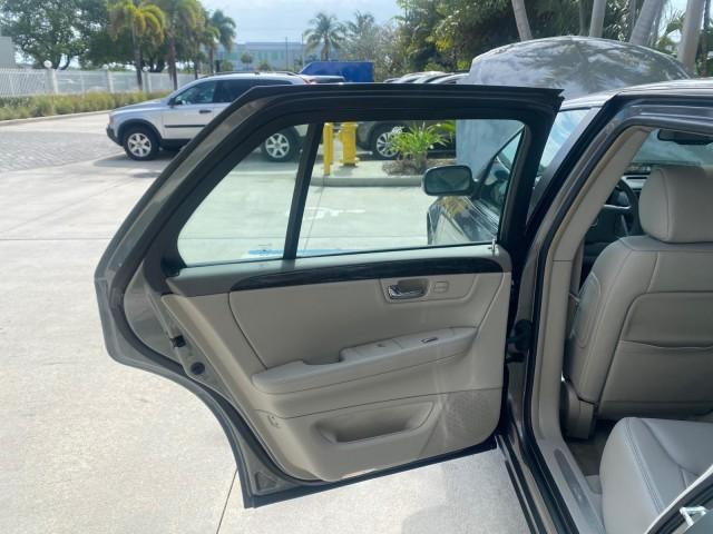 2008 Titanium ChromaFlair /Titanium Cadillac DTS LOW MILES 41,600 w/1SC (1G6KD57Y18U) with an Northstar 4.6L DOHC V8 Engine engine, Automatic transmission, located at 4701 North Dixie Hwy, Pompano Beach, FL, 33064, (954) 422-2889, 26.240938, -80.123474 - OUR WEBPAGE FLORIDACARS1.COM HAS OVER 100 PHOTOS AND FREE CARFAX LINK 2008 Cadillac DTS LOADED LEATHER NON SMOKER ORIGINAL PRICE $41,970 Sedan 4 DR 4.6L V8 F Gasoline 23 MPG Front Wheel Drive Features A/C Seat(s) ABS Brakes Air Conditioning Alloy Wheels AM/FM Stereo Automatic Transmission Blind Spot - Photo#13