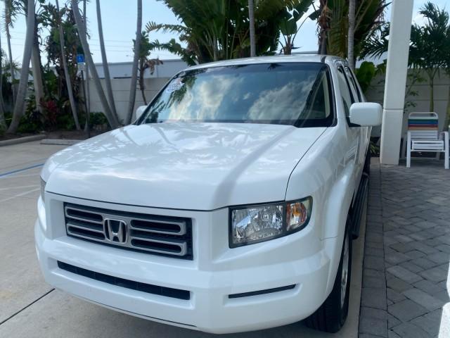 2008 Taffeta White /Beige Honda Ridgeline RTS 4WD LOW MILES 73,653 1 OWNER (2HJYK16428H) with an 3.5L SOHC MPFI 24-Valve VTEC V6 Engine engine, Automatic transmission, located at 4701 North Dixie Hwy, Pompano Beach, FL, 33064, (954) 422-2889, 26.240938, -80.123474 - OUR WEBPAGE FLORIDACARS1.COM HAS OVER 100 PHOTOS AND FREE CARFAX LINK 2008 Honda Ridgeline RTS 1 OWNER Crew Pickup 3.5L V6 F SOHC 24V Gasoline 21 MPG Front Wheel Drive w/ 4X4 Features 4WD/AWD ABS Brakes Air Conditioning Alloy Wheels AM/FM Stereo Automatic Transmission CD Audio Cloth Seats Cruise Con - Photo#3