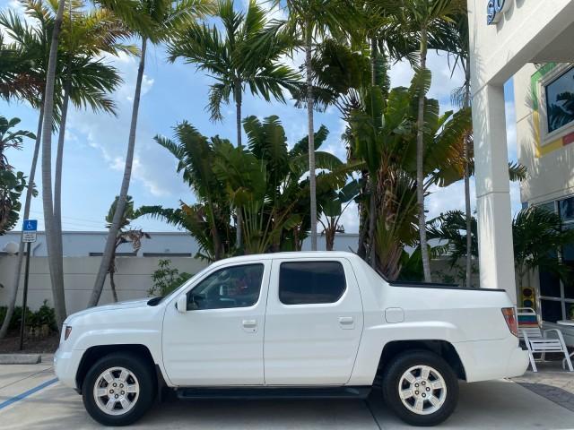 2008 Taffeta White /Beige Honda Ridgeline RTS 4WD LOW MILES 73,653 1 OWNER (2HJYK16428H) with an 3.5L SOHC MPFI 24-Valve VTEC V6 Engine engine, Automatic transmission, located at 4701 North Dixie Hwy, Pompano Beach, FL, 33064, (954) 422-2889, 26.240938, -80.123474 - OUR WEBPAGE FLORIDACARS1.COM HAS OVER 100 PHOTOS AND FREE CARFAX LINK 2008 Honda Ridgeline RTS 1 OWNER Crew Pickup 3.5L V6 F SOHC 24V Gasoline 21 MPG Front Wheel Drive w/ 4X4 Features 4WD/AWD ABS Brakes Air Conditioning Alloy Wheels AM/FM Stereo Automatic Transmission CD Audio Cloth Seats Cruise Con - Photo#4