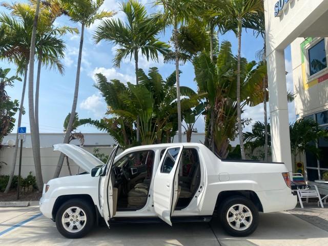 2008 Taffeta White /Beige Honda Ridgeline RTS 4WD LOW MILES 73,653 1 OWNER (2HJYK16428H) with an 3.5L SOHC MPFI 24-Valve VTEC V6 Engine engine, Automatic transmission, located at 4701 North Dixie Hwy, Pompano Beach, FL, 33064, (954) 422-2889, 26.240938, -80.123474 - OUR WEBPAGE FLORIDACARS1.COM HAS OVER 100 PHOTOS AND FREE CARFAX LINK 2008 Honda Ridgeline RTS 1 OWNER Crew Pickup 3.5L V6 F SOHC 24V Gasoline 21 MPG Front Wheel Drive w/ 4X4 Features 4WD/AWD ABS Brakes Air Conditioning Alloy Wheels AM/FM Stereo Automatic Transmission CD Audio Cloth Seats Cruise Con - Photo#8
