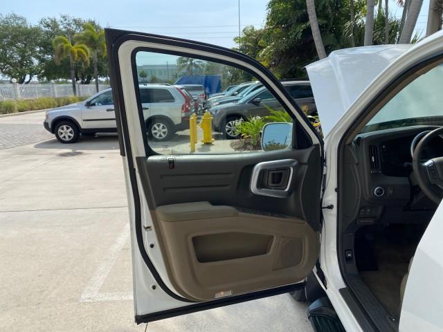 2008 Taffeta White /Beige Honda Ridgeline RTS 4WD LOW MILES 73,653 1 OWNER (2HJYK16428H) with an 3.5L SOHC MPFI 24-Valve VTEC V6 Engine engine, Automatic transmission, located at 4701 North Dixie Hwy, Pompano Beach, FL, 33064, (954) 422-2889, 26.240938, -80.123474 - OUR WEBPAGE FLORIDACARS1.COM HAS OVER 100 PHOTOS AND FREE CARFAX LINK 2008 Honda Ridgeline RTS 1 OWNER Crew Pickup 3.5L V6 F SOHC 24V Gasoline 21 MPG Front Wheel Drive w/ 4X4 Features 4WD/AWD ABS Brakes Air Conditioning Alloy Wheels AM/FM Stereo Automatic Transmission CD Audio Cloth Seats Cruise Con - Photo#9