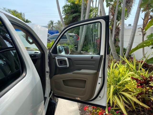 2008 Taffeta White /Beige Honda Ridgeline RTS 4WD LOW MILES 73,653 1 OWNER (2HJYK16428H) with an 3.5L SOHC MPFI 24-Valve VTEC V6 Engine engine, Automatic transmission, located at 4701 North Dixie Hwy, Pompano Beach, FL, 33064, (954) 422-2889, 26.240938, -80.123474 - OUR WEBPAGE FLORIDACARS1.COM HAS OVER 100 PHOTOS AND FREE CARFAX LINK 2008 Honda Ridgeline RTS 1 OWNER Crew Pickup 3.5L V6 F SOHC 24V Gasoline 21 MPG Front Wheel Drive w/ 4X4 Features 4WD/AWD ABS Brakes Air Conditioning Alloy Wheels AM/FM Stereo Automatic Transmission CD Audio Cloth Seats Cruise Con - Photo#11