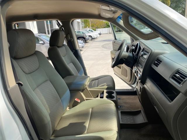 2008 Taffeta White /Beige Honda Ridgeline RTS 4WD LOW MILES 73,653 1 OWNER (2HJYK16428H) with an 3.5L SOHC MPFI 24-Valve VTEC V6 Engine engine, Automatic transmission, located at 4701 North Dixie Hwy, Pompano Beach, FL, 33064, (954) 422-2889, 26.240938, -80.123474 - OUR WEBPAGE FLORIDACARS1.COM HAS OVER 100 PHOTOS AND FREE CARFAX LINK 2008 Honda Ridgeline RTS 1 OWNER Crew Pickup 3.5L V6 F SOHC 24V Gasoline 21 MPG Front Wheel Drive w/ 4X4 Features 4WD/AWD ABS Brakes Air Conditioning Alloy Wheels AM/FM Stereo Automatic Transmission CD Audio Cloth Seats Cruise Con - Photo#12