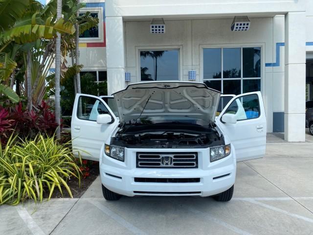 2008 Taffeta White /Beige Honda Ridgeline RTS 4WD LOW MILES 73,653 1 OWNER (2HJYK16428H) with an 3.5L SOHC MPFI 24-Valve VTEC V6 Engine engine, Automatic transmission, located at 4701 North Dixie Hwy, Pompano Beach, FL, 33064, (954) 422-2889, 26.240938, -80.123474 - OUR WEBPAGE FLORIDACARS1.COM HAS OVER 100 PHOTOS AND FREE CARFAX LINK 2008 Honda Ridgeline RTS 1 OWNER Crew Pickup 3.5L V6 F SOHC 24V Gasoline 21 MPG Front Wheel Drive w/ 4X4 Features 4WD/AWD ABS Brakes Air Conditioning Alloy Wheels AM/FM Stereo Automatic Transmission CD Audio Cloth Seats Cruise Con - Photo#16