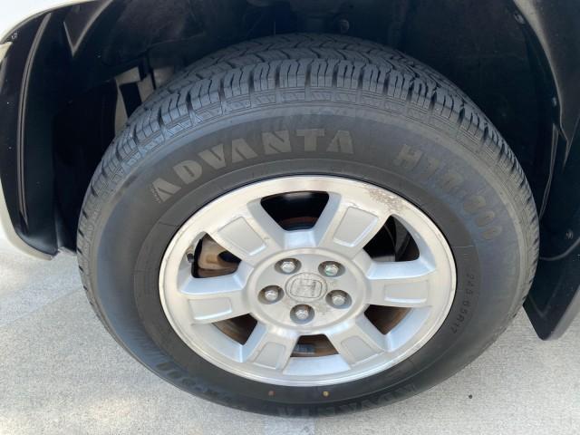 2008 Taffeta White /Beige Honda Ridgeline RTS 4WD LOW MILES 73,653 1 OWNER (2HJYK16428H) with an 3.5L SOHC MPFI 24-Valve VTEC V6 Engine engine, Automatic transmission, located at 4701 North Dixie Hwy, Pompano Beach, FL, 33064, (954) 422-2889, 26.240938, -80.123474 - OUR WEBPAGE FLORIDACARS1.COM HAS OVER 100 PHOTOS AND FREE CARFAX LINK 2008 Honda Ridgeline RTS 1 OWNER Crew Pickup 3.5L V6 F SOHC 24V Gasoline 21 MPG Front Wheel Drive w/ 4X4 Features 4WD/AWD ABS Brakes Air Conditioning Alloy Wheels AM/FM Stereo Automatic Transmission CD Audio Cloth Seats Cruise Con - Photo#19