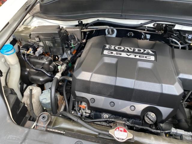 2008 Taffeta White /Beige Honda Ridgeline RTS 4WD LOW MILES 73,653 1 OWNER (2HJYK16428H) with an 3.5L SOHC MPFI 24-Valve VTEC V6 Engine engine, Automatic transmission, located at 4701 North Dixie Hwy, Pompano Beach, FL, 33064, (954) 422-2889, 26.240938, -80.123474 - OUR WEBPAGE FLORIDACARS1.COM HAS OVER 100 PHOTOS AND FREE CARFAX LINK 2008 Honda Ridgeline RTS 1 OWNER Crew Pickup 3.5L V6 F SOHC 24V Gasoline 21 MPG Front Wheel Drive w/ 4X4 Features 4WD/AWD ABS Brakes Air Conditioning Alloy Wheels AM/FM Stereo Automatic Transmission CD Audio Cloth Seats Cruise Con - Photo#24