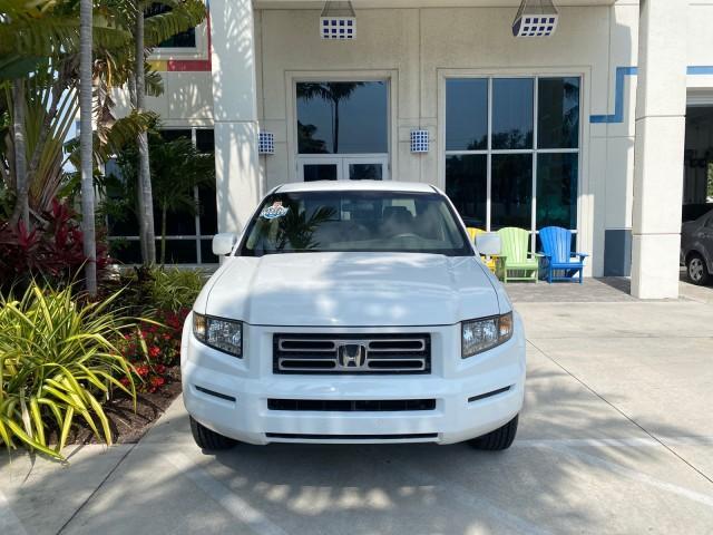 2008 Taffeta White /Beige Honda Ridgeline RTS 4WD LOW MILES 73,653 1 OWNER (2HJYK16428H) with an 3.5L SOHC MPFI 24-Valve VTEC V6 Engine engine, Automatic transmission, located at 4701 North Dixie Hwy, Pompano Beach, FL, 33064, (954) 422-2889, 26.240938, -80.123474 - OUR WEBPAGE FLORIDACARS1.COM HAS OVER 100 PHOTOS AND FREE CARFAX LINK 2008 Honda Ridgeline RTS 1 OWNER Crew Pickup 3.5L V6 F SOHC 24V Gasoline 21 MPG Front Wheel Drive w/ 4X4 Features 4WD/AWD ABS Brakes Air Conditioning Alloy Wheels AM/FM Stereo Automatic Transmission CD Audio Cloth Seats Cruise Con - Photo#26