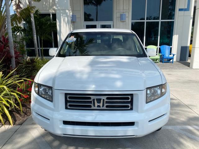 2008 Taffeta White /Beige Honda Ridgeline RTS 4WD LOW MILES 73,653 1 OWNER (2HJYK16428H) with an 3.5L SOHC MPFI 24-Valve VTEC V6 Engine engine, Automatic transmission, located at 4701 North Dixie Hwy, Pompano Beach, FL, 33064, (954) 422-2889, 26.240938, -80.123474 - OUR WEBPAGE FLORIDACARS1.COM HAS OVER 100 PHOTOS AND FREE CARFAX LINK 2008 Honda Ridgeline RTS 1 OWNER Crew Pickup 3.5L V6 F SOHC 24V Gasoline 21 MPG Front Wheel Drive w/ 4X4 Features 4WD/AWD ABS Brakes Air Conditioning Alloy Wheels AM/FM Stereo Automatic Transmission CD Audio Cloth Seats Cruise Con - Photo#27