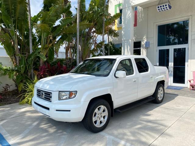 2008 Taffeta White /Beige Honda Ridgeline RTS 4WD LOW MILES 73,653 1 OWNER (2HJYK16428H) with an 3.5L SOHC MPFI 24-Valve VTEC V6 Engine engine, Automatic transmission, located at 4701 North Dixie Hwy, Pompano Beach, FL, 33064, (954) 422-2889, 26.240938, -80.123474 - OUR WEBPAGE FLORIDACARS1.COM HAS OVER 100 PHOTOS AND FREE CARFAX LINK 2008 Honda Ridgeline RTS 1 OWNER Crew Pickup 3.5L V6 F SOHC 24V Gasoline 21 MPG Front Wheel Drive w/ 4X4 Features 4WD/AWD ABS Brakes Air Conditioning Alloy Wheels AM/FM Stereo Automatic Transmission CD Audio Cloth Seats Cruise Con - Photo#28