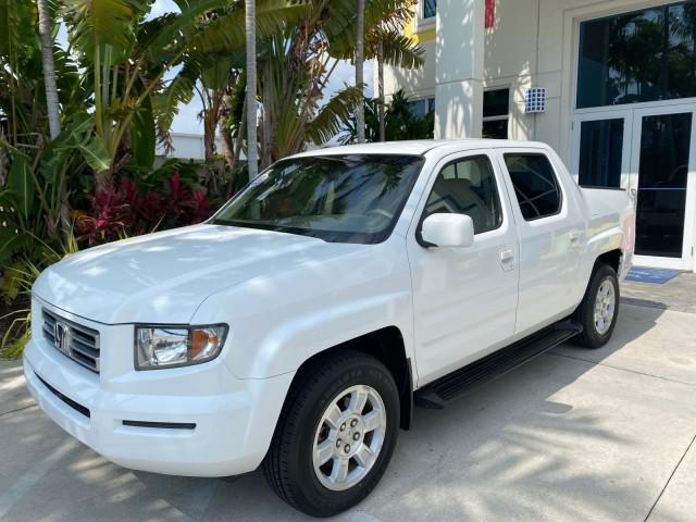 2008 Taffeta White /Beige Honda Ridgeline RTS 4WD LOW MILES 73,653 1 OWNER (2HJYK16428H) with an 3.5L SOHC MPFI 24-Valve VTEC V6 Engine engine, Automatic transmission, located at 4701 North Dixie Hwy, Pompano Beach, FL, 33064, (954) 422-2889, 26.240938, -80.123474 - OUR WEBPAGE FLORIDACARS1.COM HAS OVER 100 PHOTOS AND FREE CARFAX LINK 2008 Honda Ridgeline RTS 1 OWNER Crew Pickup 3.5L V6 F SOHC 24V Gasoline 21 MPG Front Wheel Drive w/ 4X4 Features 4WD/AWD ABS Brakes Air Conditioning Alloy Wheels AM/FM Stereo Automatic Transmission CD Audio Cloth Seats Cruise Con - Photo#29
