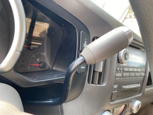 2008 Taffeta White /Beige Honda Ridgeline RTS 4WD LOW MILES 73,653 1 OWNER (2HJYK16428H) with an 3.5L SOHC MPFI 24-Valve VTEC V6 Engine engine, Automatic transmission, located at 4701 North Dixie Hwy, Pompano Beach, FL, 33064, (954) 422-2889, 26.240938, -80.123474 - OUR WEBPAGE FLORIDACARS1.COM HAS OVER 100 PHOTOS AND FREE CARFAX LINK 2008 Honda Ridgeline RTS 1 OWNER Crew Pickup 3.5L V6 F SOHC 24V Gasoline 21 MPG Front Wheel Drive w/ 4X4 Features 4WD/AWD ABS Brakes Air Conditioning Alloy Wheels AM/FM Stereo Automatic Transmission CD Audio Cloth Seats Cruise Con - Photo#51