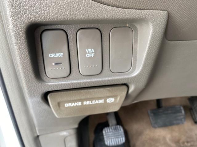 2008 Taffeta White /Beige Honda Ridgeline RTS 4WD LOW MILES 73,653 1 OWNER (2HJYK16428H) with an 3.5L SOHC MPFI 24-Valve VTEC V6 Engine engine, Automatic transmission, located at 4701 North Dixie Hwy, Pompano Beach, FL, 33064, (954) 422-2889, 26.240938, -80.123474 - OUR WEBPAGE FLORIDACARS1.COM HAS OVER 100 PHOTOS AND FREE CARFAX LINK 2008 Honda Ridgeline RTS 1 OWNER Crew Pickup 3.5L V6 F SOHC 24V Gasoline 21 MPG Front Wheel Drive w/ 4X4 Features 4WD/AWD ABS Brakes Air Conditioning Alloy Wheels AM/FM Stereo Automatic Transmission CD Audio Cloth Seats Cruise Con - Photo#54