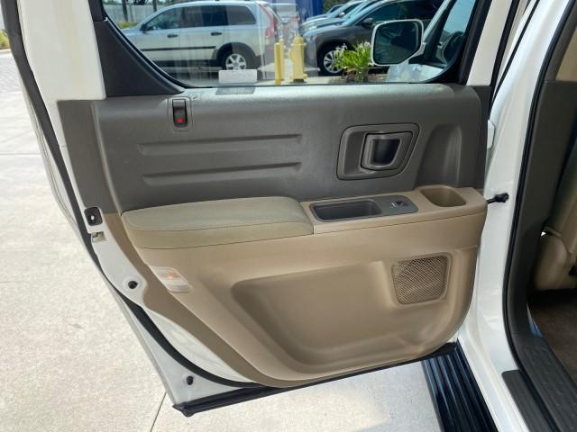 2008 Taffeta White /Beige Honda Ridgeline RTS 4WD LOW MILES 73,653 1 OWNER (2HJYK16428H) with an 3.5L SOHC MPFI 24-Valve VTEC V6 Engine engine, Automatic transmission, located at 4701 North Dixie Hwy, Pompano Beach, FL, 33064, (954) 422-2889, 26.240938, -80.123474 - OUR WEBPAGE FLORIDACARS1.COM HAS OVER 100 PHOTOS AND FREE CARFAX LINK 2008 Honda Ridgeline RTS 1 OWNER Crew Pickup 3.5L V6 F SOHC 24V Gasoline 21 MPG Front Wheel Drive w/ 4X4 Features 4WD/AWD ABS Brakes Air Conditioning Alloy Wheels AM/FM Stereo Automatic Transmission CD Audio Cloth Seats Cruise Con - Photo#74