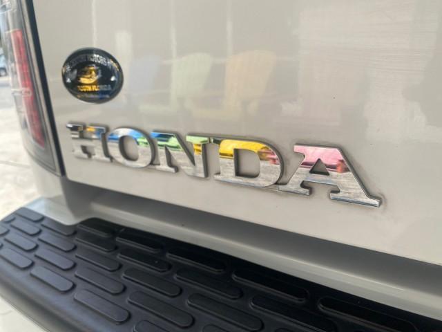 2008 Taffeta White /Beige Honda Ridgeline RTS 4WD LOW MILES 73,653 1 OWNER (2HJYK16428H) with an 3.5L SOHC MPFI 24-Valve VTEC V6 Engine engine, Automatic transmission, located at 4701 North Dixie Hwy, Pompano Beach, FL, 33064, (954) 422-2889, 26.240938, -80.123474 - OUR WEBPAGE FLORIDACARS1.COM HAS OVER 100 PHOTOS AND FREE CARFAX LINK 2008 Honda Ridgeline RTS 1 OWNER Crew Pickup 3.5L V6 F SOHC 24V Gasoline 21 MPG Front Wheel Drive w/ 4X4 Features 4WD/AWD ABS Brakes Air Conditioning Alloy Wheels AM/FM Stereo Automatic Transmission CD Audio Cloth Seats Cruise Con - Photo#96