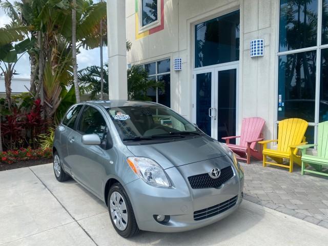 2008 Silver Streak Mica /Dark Charcoal Toyota Yaris AUTO AC LOW MILES 32,410 1 OWNER FL (JTDJT903X85) with an 1.5L DOHC SFI 16-Valve VVT-i 4-Cyl Engine engine, Automatic transmission, located at 4701 North Dixie Hwy, Pompano Beach, FL, 33064, (954) 422-2889, 26.240938, -80.123474 - OUR WEBPAGE FLORIDACARS1.COM HAS OVER 100 PHOTOS AND FREE CARFAX LINK 2008 Toyota Yaris S 1 OWNER Hatchback 2 DR 1.5L I4 F DOHC 16V Gasoline 40 MPG Front Wheel Drive Features ABS Brakes Air Conditioning AM/FM Stereo Automatic Transmission Auxiliary Audio Input CD Audio Cloth Seats Overhead Airbags P - Photo#1