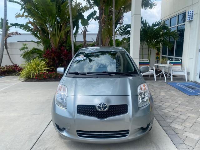 2008 Silver Streak Mica /Dark Charcoal Toyota Yaris AUTO AC LOW MILES 32,410 1 OWNER FL (JTDJT903X85) with an 1.5L DOHC SFI 16-Valve VVT-i 4-Cyl Engine engine, Automatic transmission, located at 4701 North Dixie Hwy, Pompano Beach, FL, 33064, (954) 422-2889, 26.240938, -80.123474 - OUR WEBPAGE FLORIDACARS1.COM HAS OVER 100 PHOTOS AND FREE CARFAX LINK 2008 Toyota Yaris S 1 OWNER Hatchback 2 DR 1.5L I4 F DOHC 16V Gasoline 40 MPG Front Wheel Drive Features ABS Brakes Air Conditioning AM/FM Stereo Automatic Transmission Auxiliary Audio Input CD Audio Cloth Seats Overhead Airbags P - Photo#2